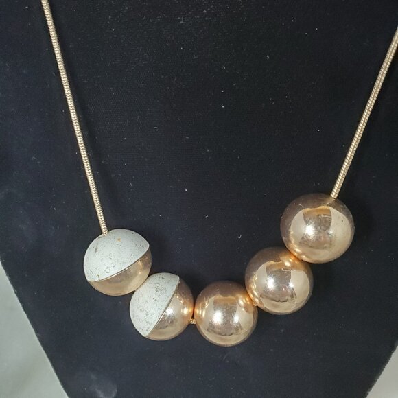 Vetta 5 bead gold chain necklace - Picture 2 of 5